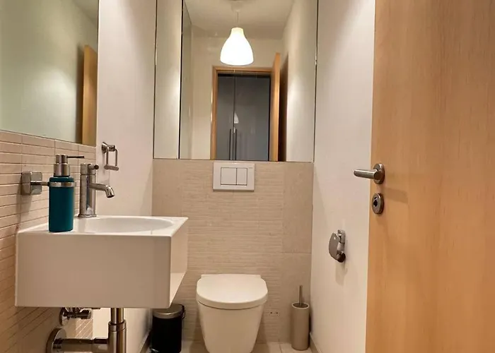 Gegenueber Frauenkirsche